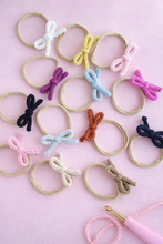 Cargar imagen en el visor de la galería, Moño Crochet